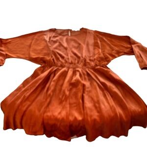 Cute mini dress very flowy and satiny. Size L